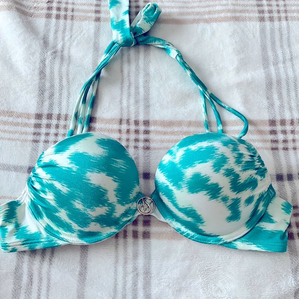 Victoria’s Secret bombshell push-up bikini